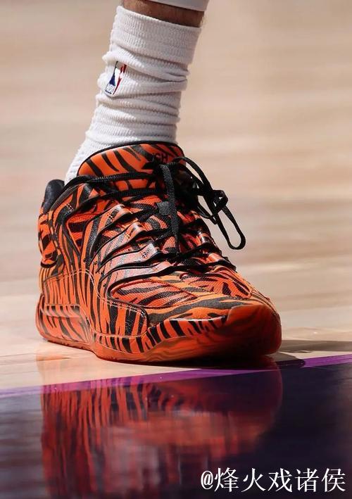 履新登场!霍姆格伦穿着虎纹KD18亮相拉斯维加斯进行训练 履新登场!霍姆格伦穿着虎纹KD18亮相拉斯维加斯进行训练